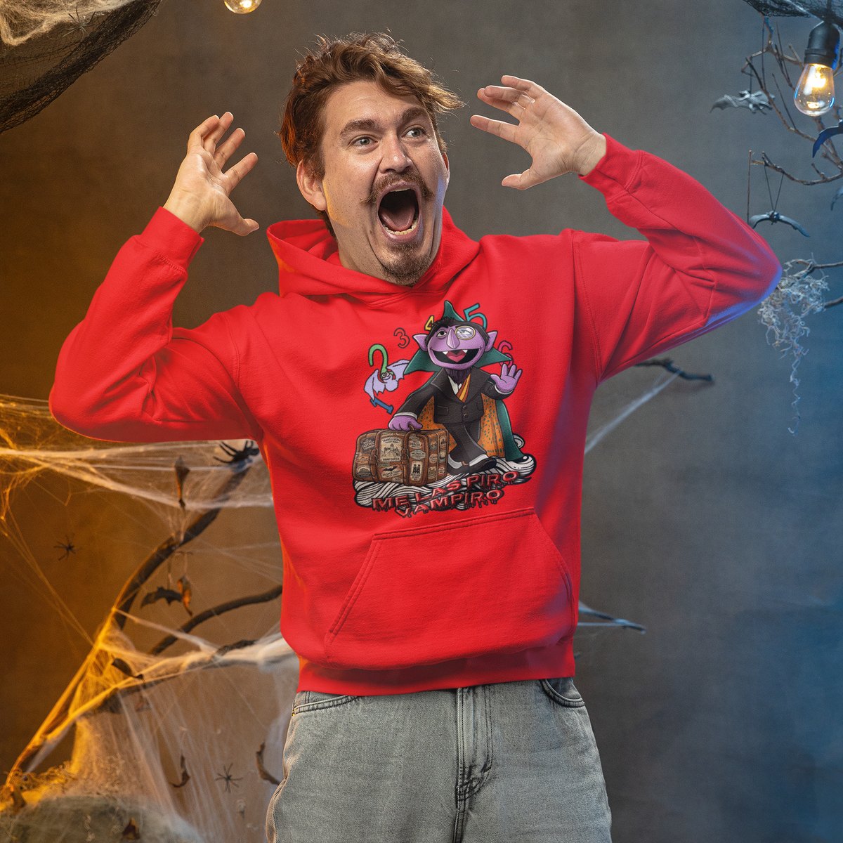 Hombre con sudadera roja con capucha Me Las Piro Vampiro, humor vampírico