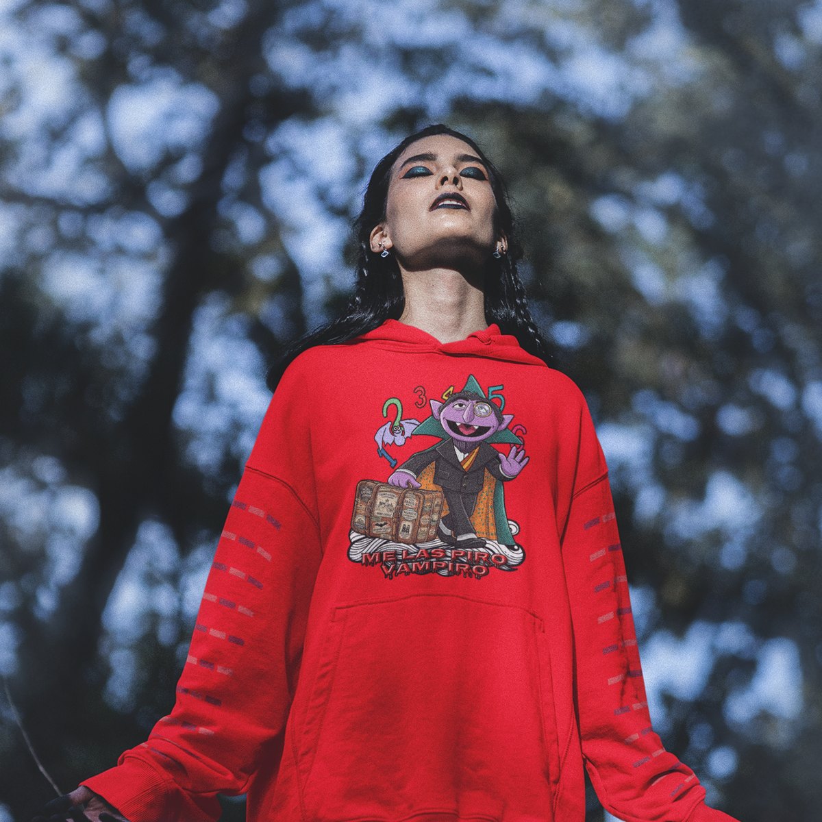 Mujer con sudadera roja con capucha Me Las Piro Vampiro, humor vampírico