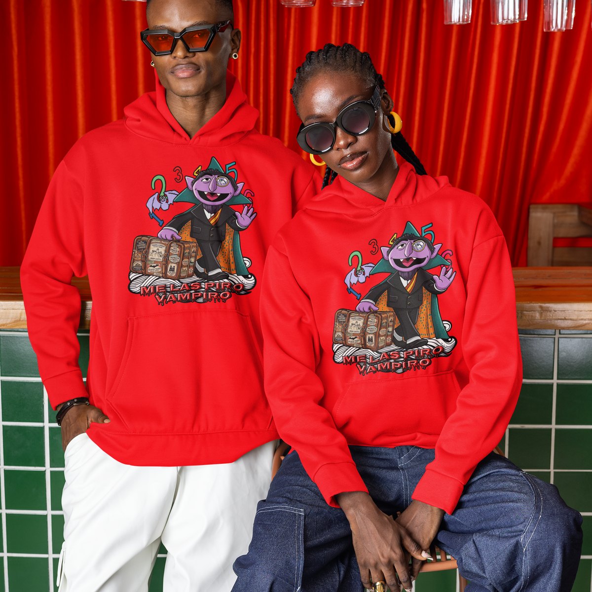 Pareja con sudadera roja con capucha Me Las Piro Vampiro, humor vampírico