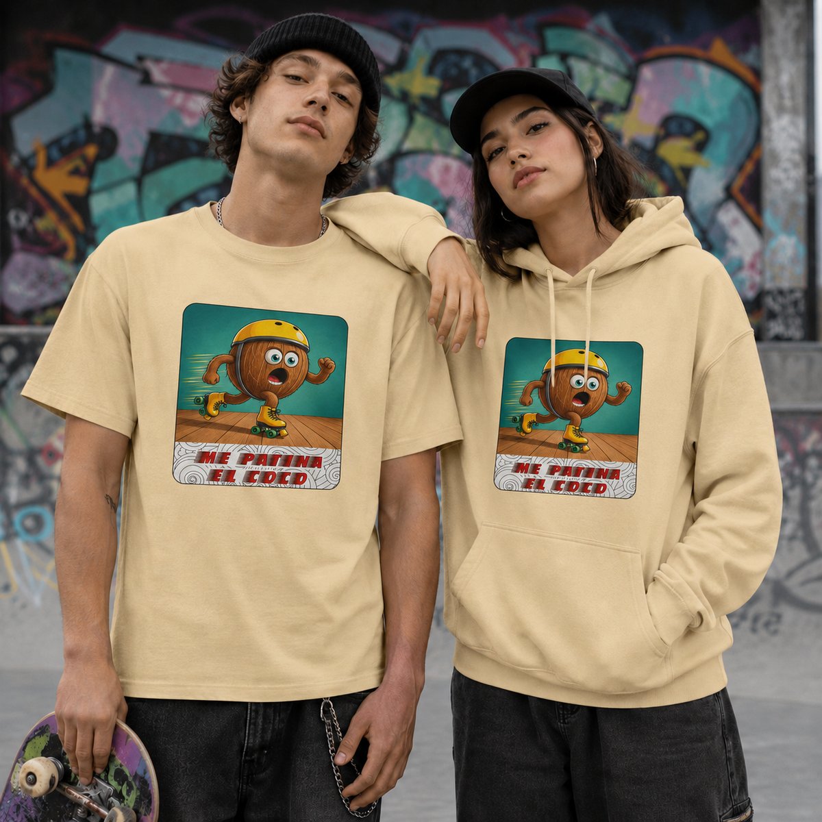 Pareja con sudadera amarilla con capucha Me Patina el Coco, regalo divertido de humor