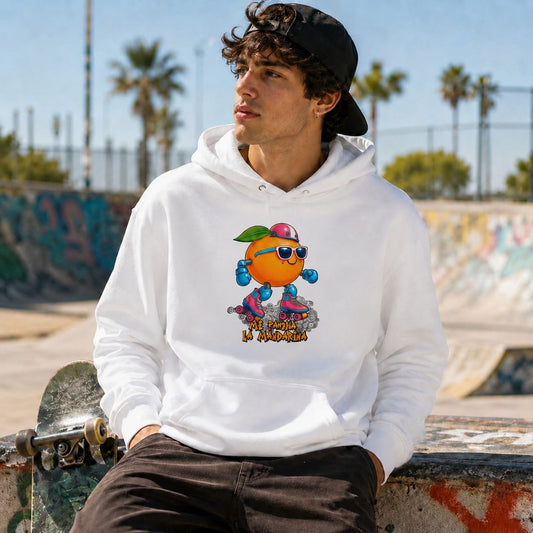 Hombre con sudadera blanca con capucha Me Patina la Mandarina, mandarina patinadora