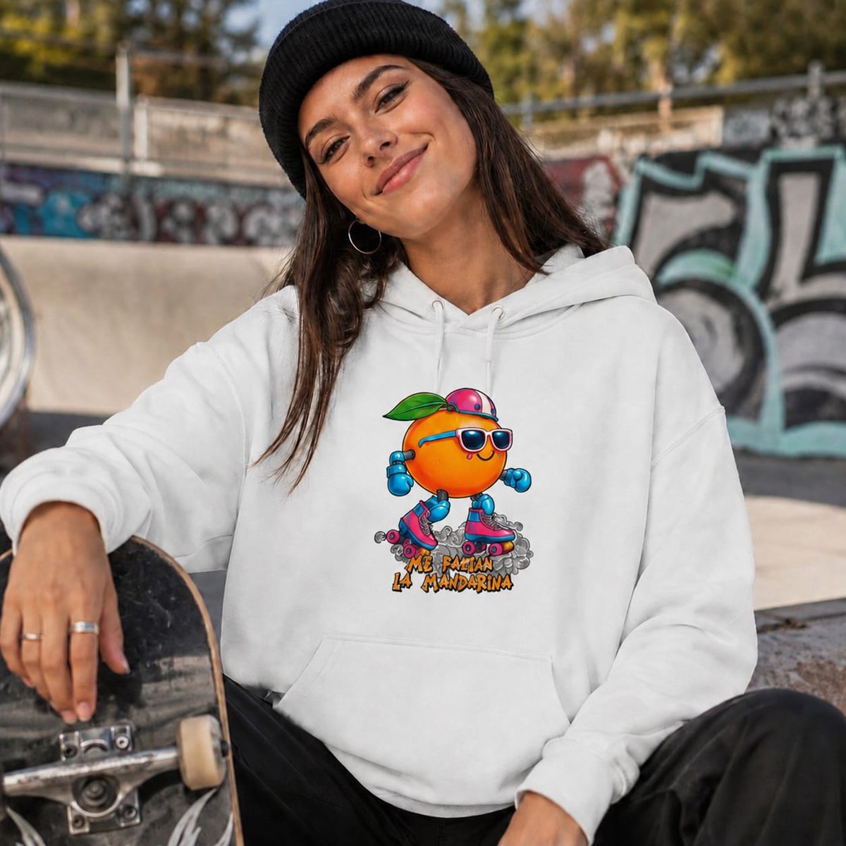 Mujer con sudadera blanca con capucha Me Patina la Mandarina, mandarina patinadora