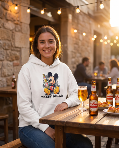 Mujer con sudadera Mickey Mahou blanca en terraza al atardecer, parodia de Mickey Mouse (Disney) y cerveza Mahou - Starway to Helen