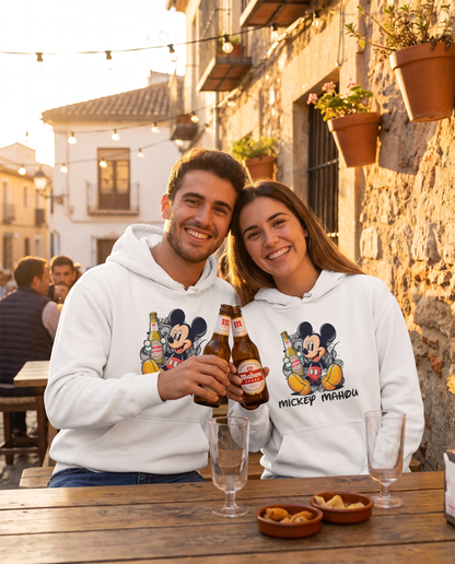 Pareja con sudadera Mickey Mahou blanca brindando en terraza al atardecer, parodia de Mickey Mouse (Disney) y cerveza Mahou - Starway to Helen