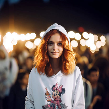Mujer con sudadera blanca con capucha Minnie Mahou, humor Disney y cerveza