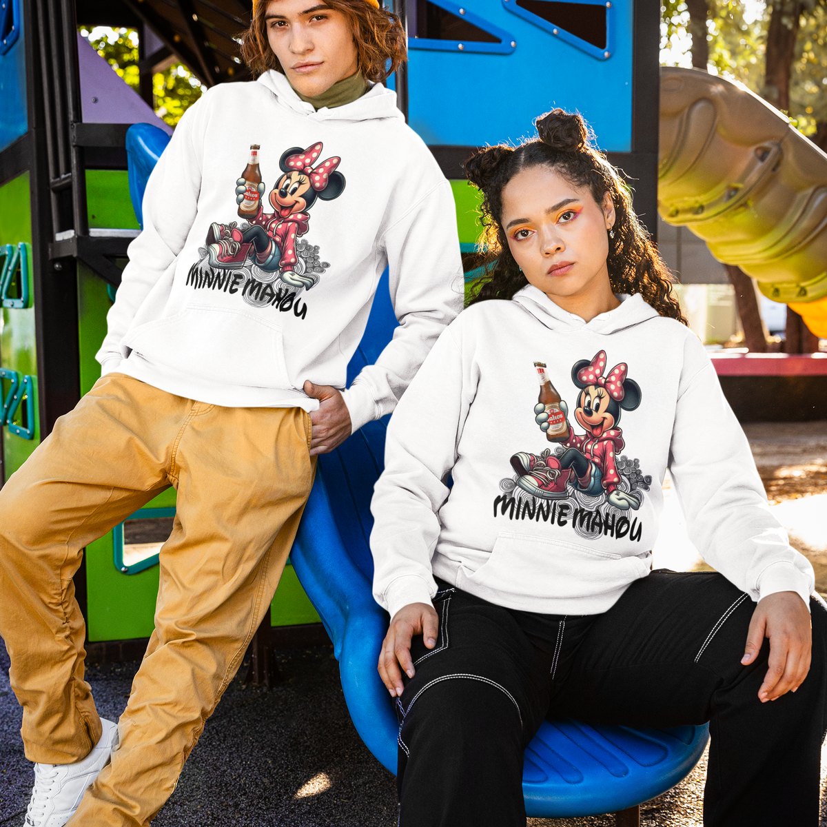 Pareja con sudadera blanca con capucha Minnie Mahou, humor Disney y cerveza