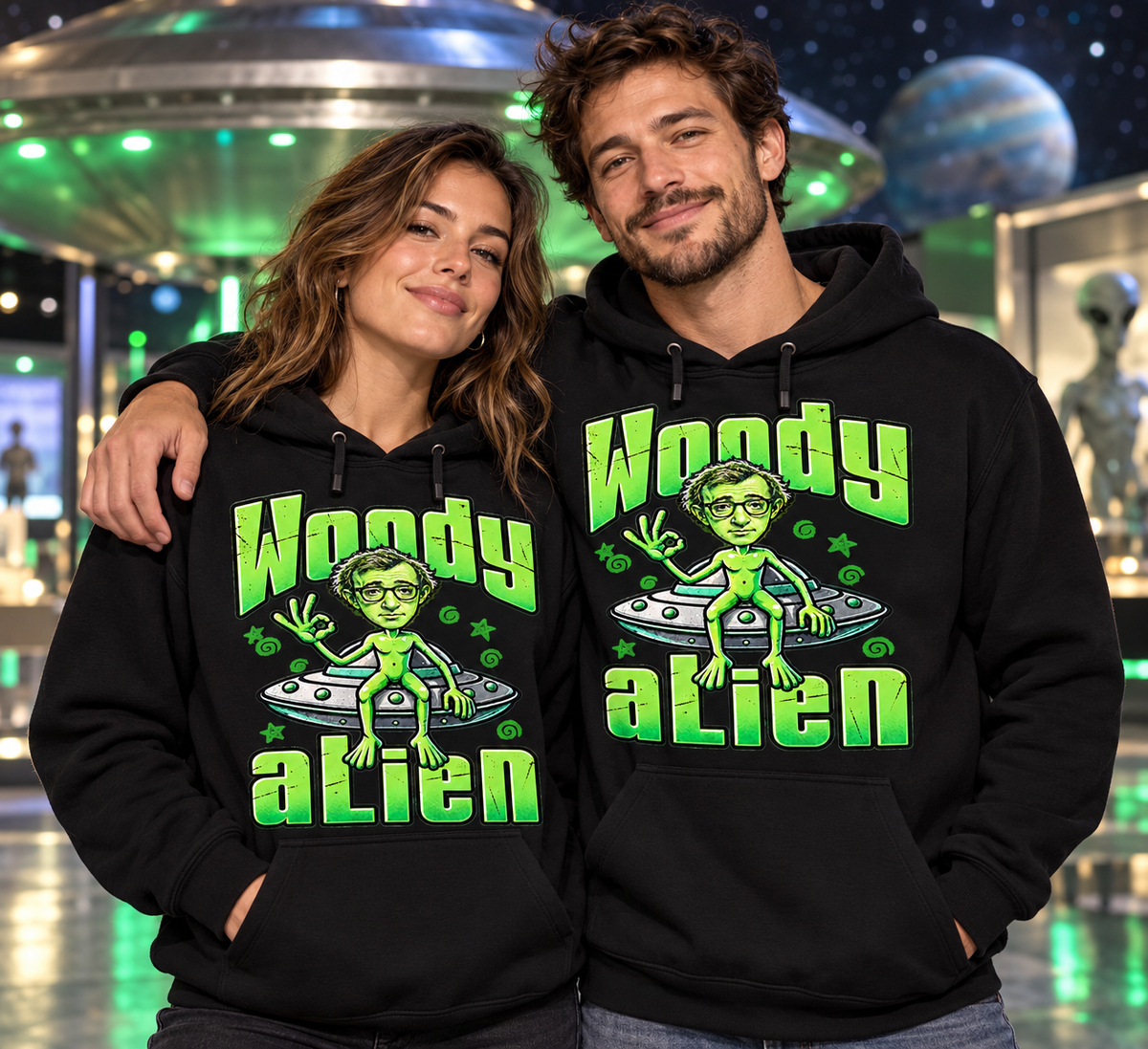 Pareja abrazada con sudaderas negras con capucha Woody Alien, extraterrestre verde y OVNI, regalo friki para parejas cinéfilas - Starway to Helen