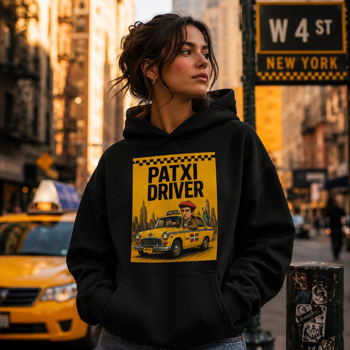 Mujer con sudadera negra con capucha Patxi Driver, parodia de Taxi Driver