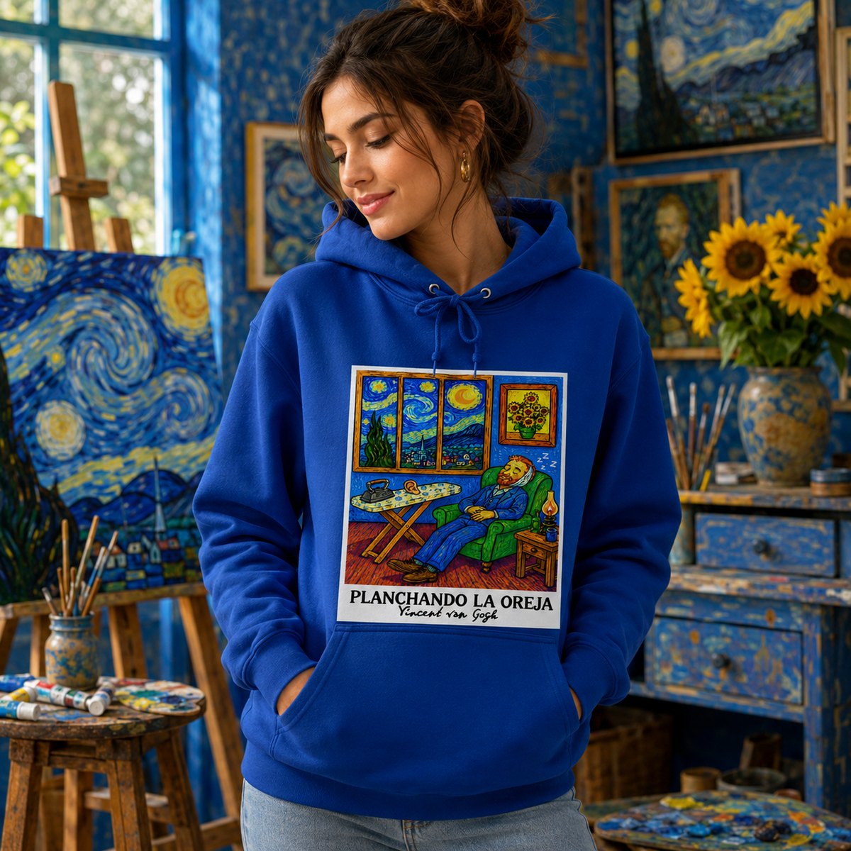 Mujer con sudadera azul con capucha Planchando la Oreja, parodia de Van Gogh