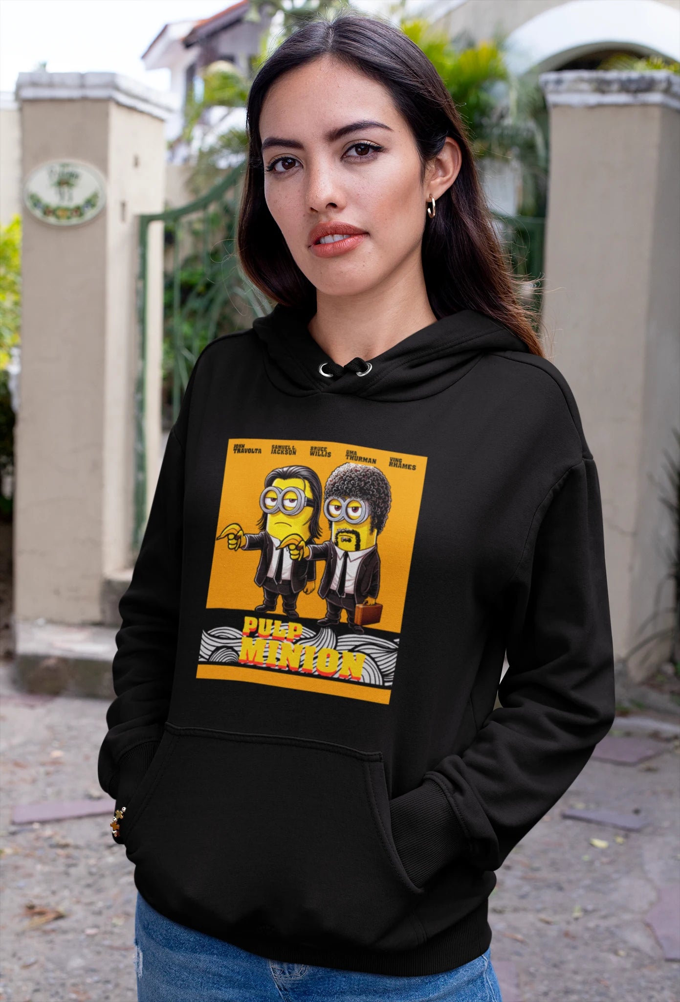 Modelo con sudadera Pulp Minion, Pulp Fiction y los Minions - Starway to Helen