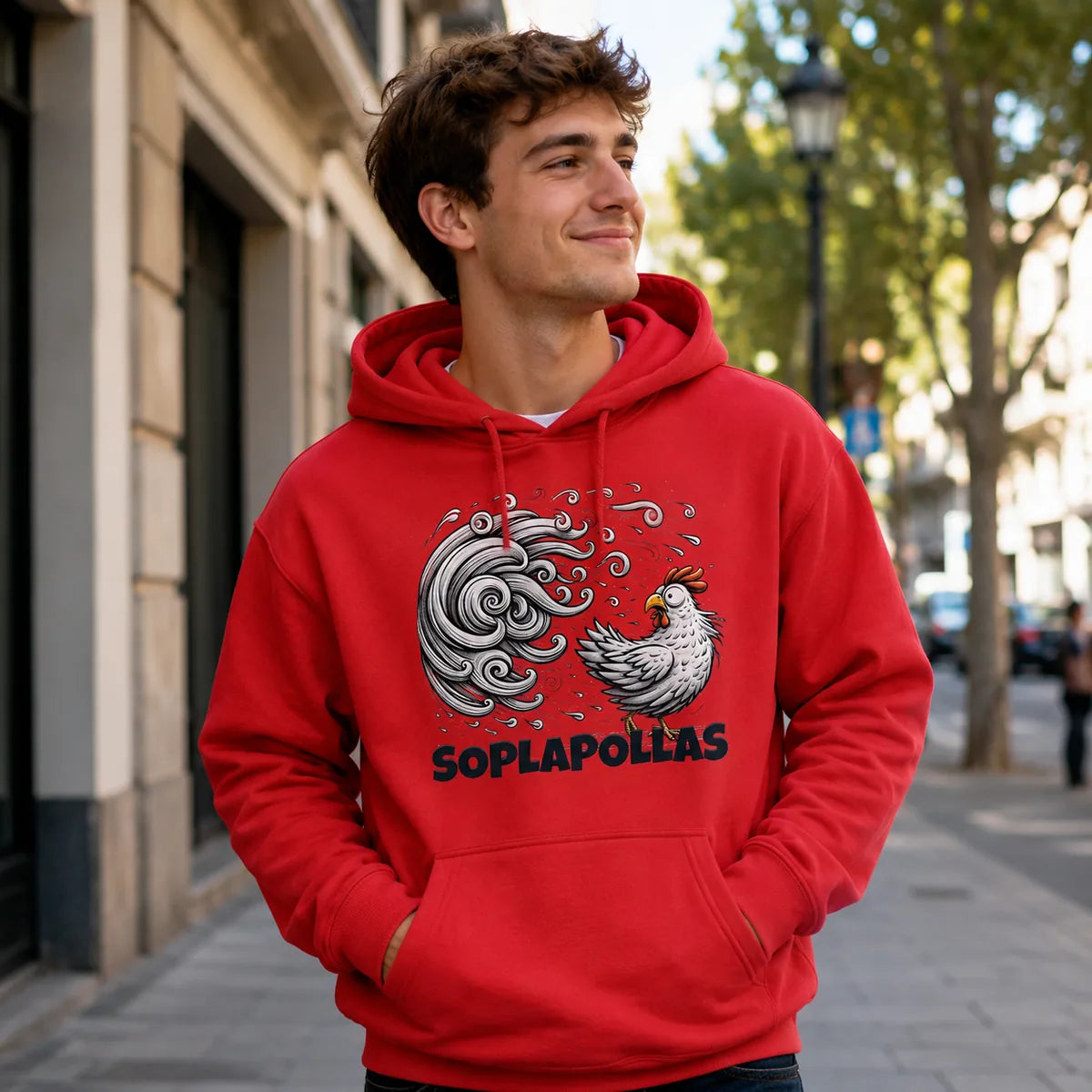 Hombre con sudadera roja con capucha Soplapollas, diseño de gallo, humor español