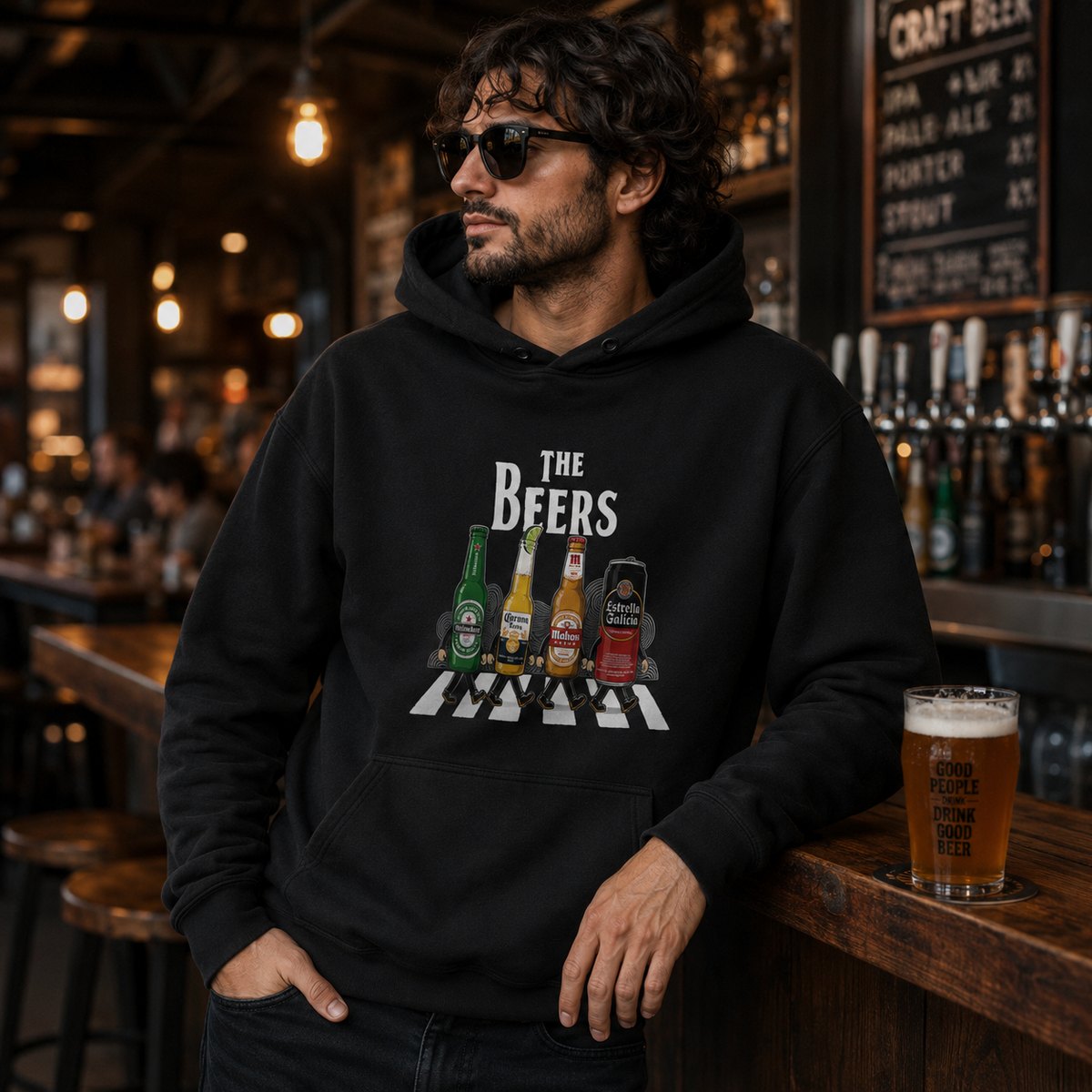 Hombre con sudadera negra con capucha The Beers, parodia Abbey Road con cervezas