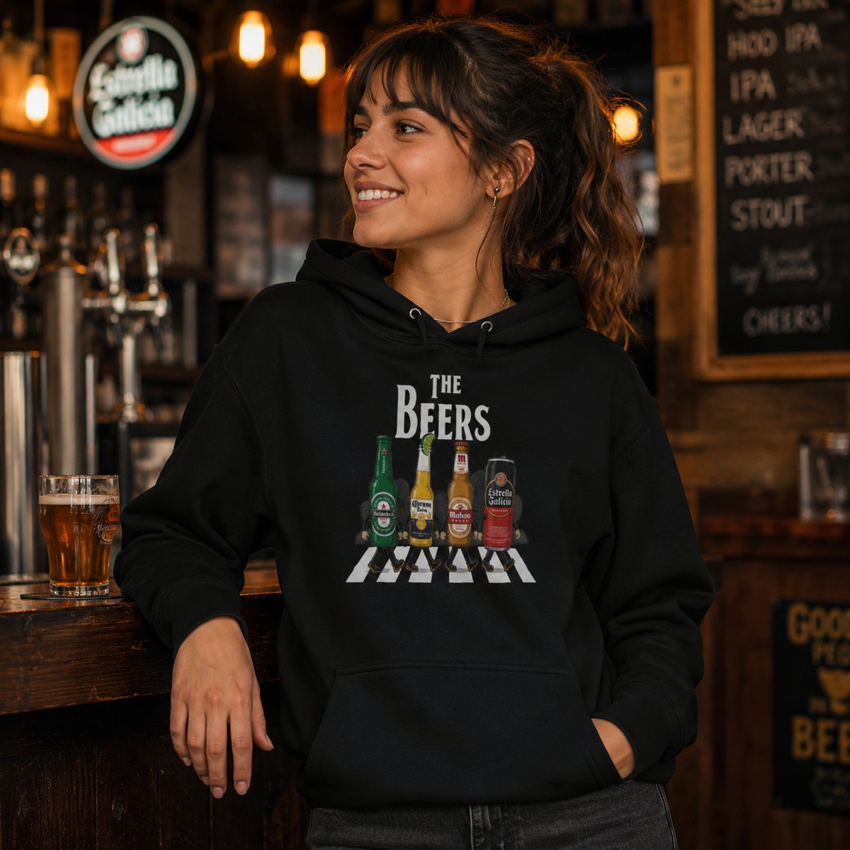 Mujer con sudadera negra con capucha The Beers, parodia Abbey Road con cervezas