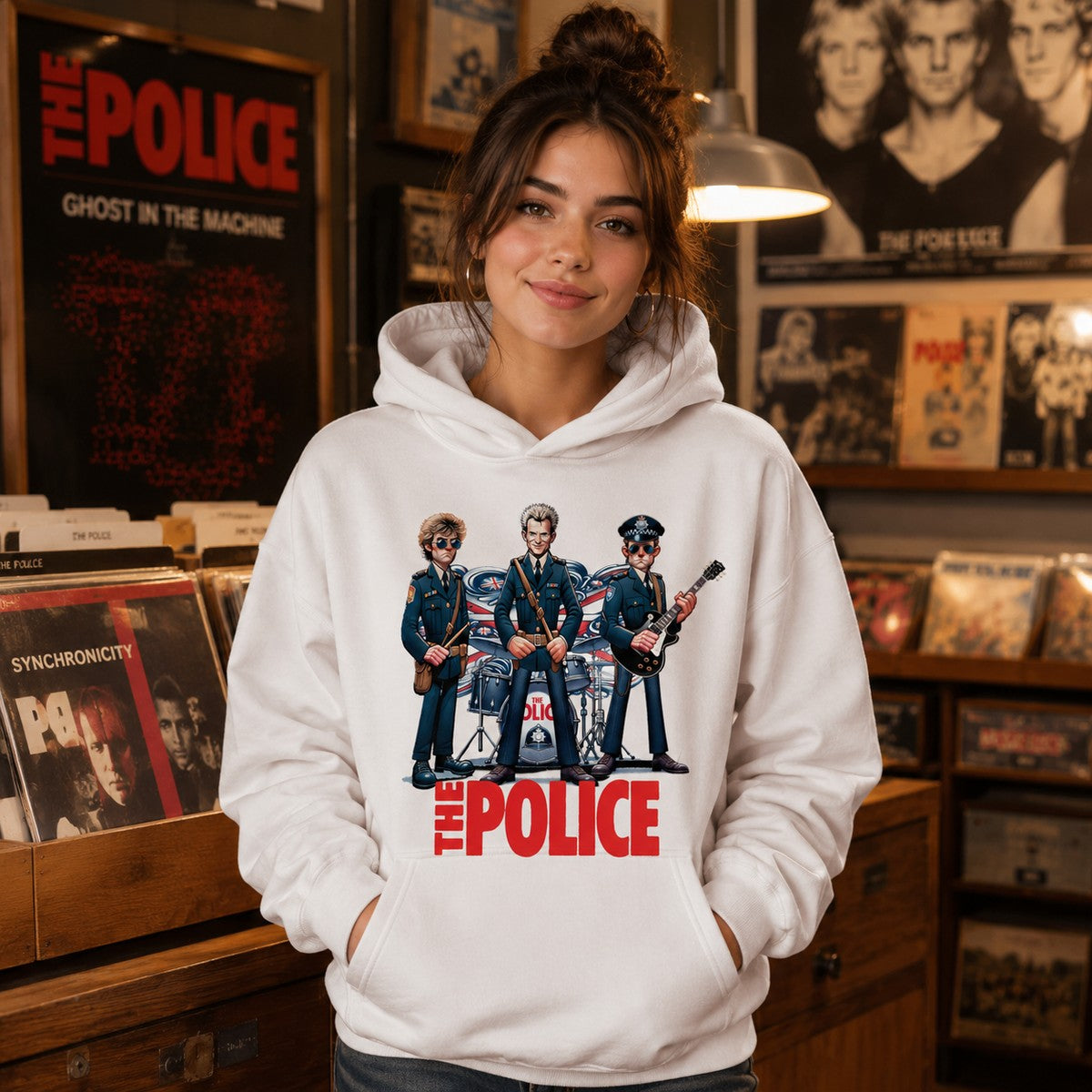 Mujer con sudadera blanca The Police – Starway to Helen