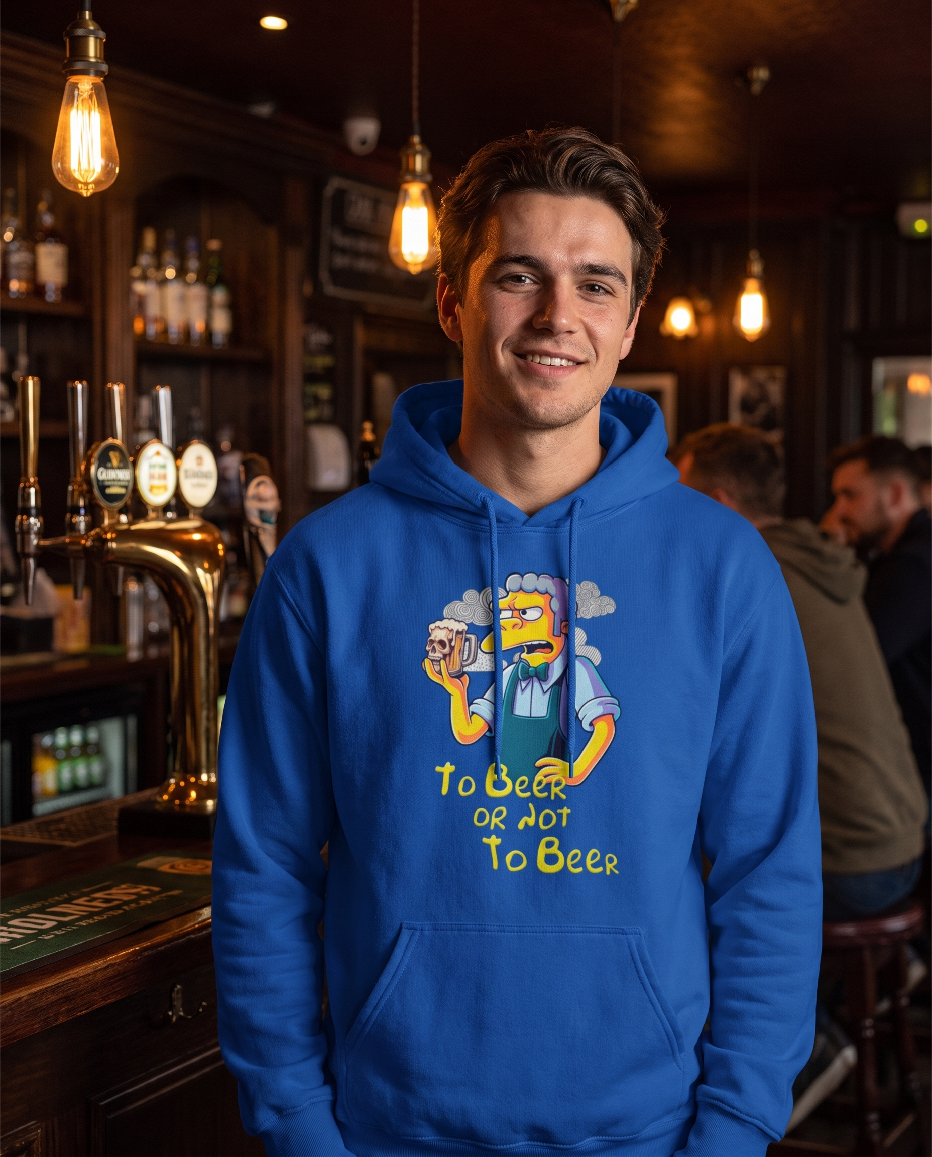 Hombre con sudadera To Beer or Not To Beer azul en un pub, parodia de Hamlet de Shakespeare - Starway to Helen