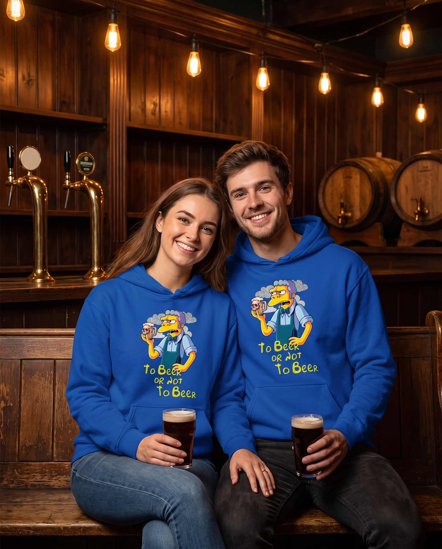 Pareja con sudadera To Beer or Not To Beer azul en un pub, parodia de Hamlet de Shakespeare - Starway to Helen