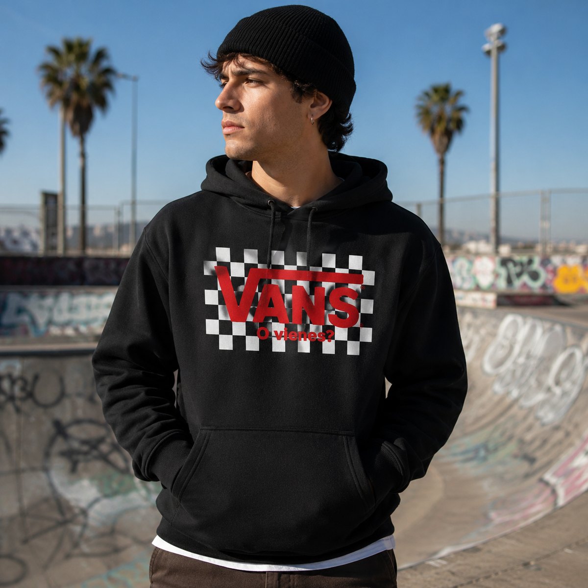 Hombre con sudadera negra con capucha Vans o Vienes, estilo skater urbano
