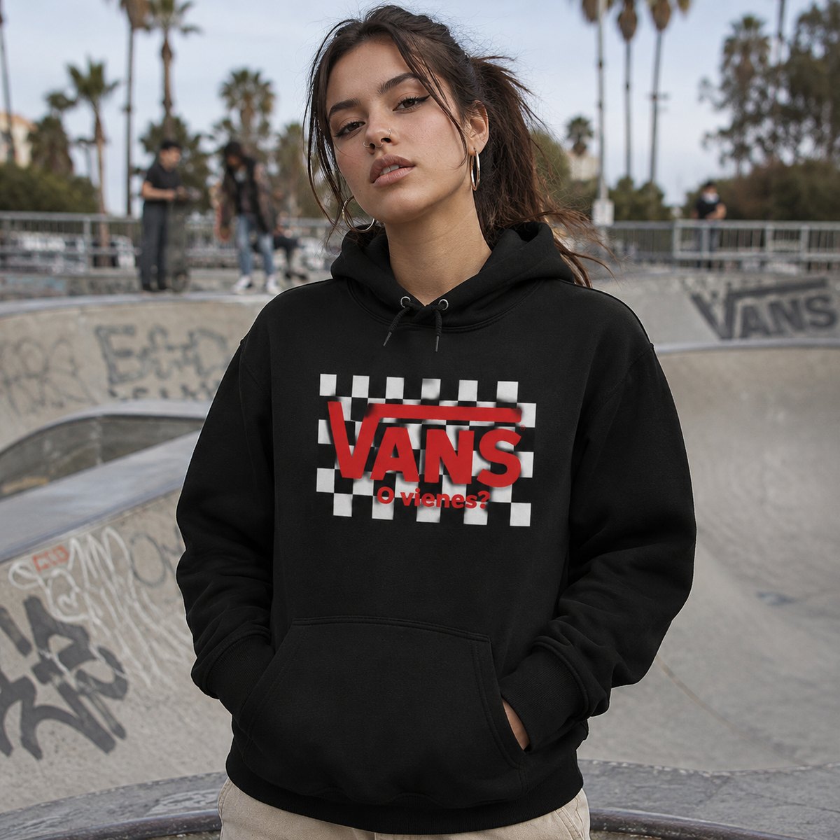 Mujer con sudadera negra con capucha Vans o Vienes, estilo skater urbano
