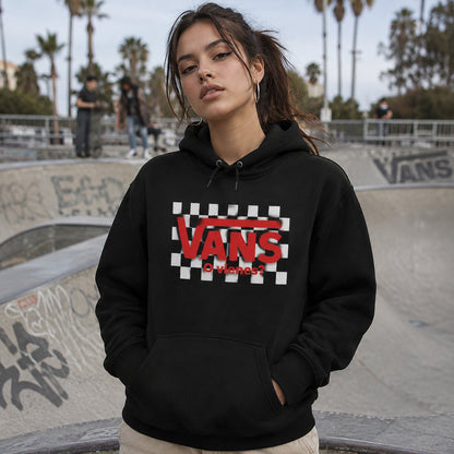 Mujer con sudadera negra con capucha Vans o Vienes, estilo skater urbano