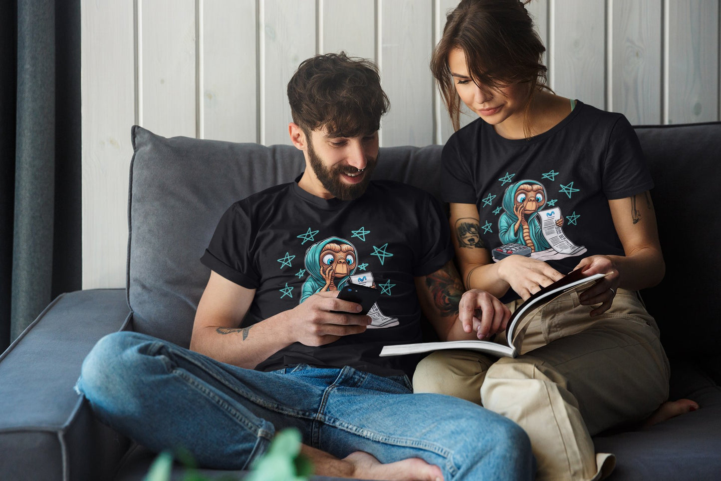 Pareja con camiseta ET Factura de la Luz, parodia de E.T. el Extraterrestre - Starway to Helen