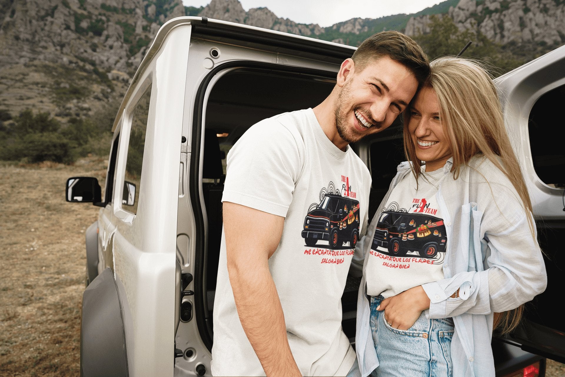 Pareja con camiseta The Flan Team, parodia de El Equipo A - Starway to Helen