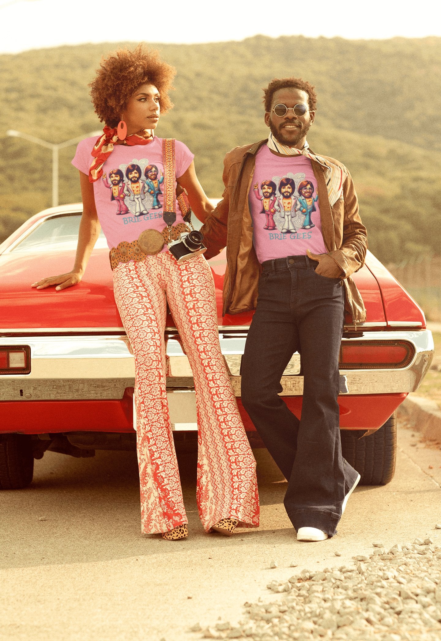 Pareja con camiseta Brie Gees, parodia de The Bee Gees - Starway to Helen