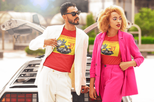 Persona con camiseta ITV DeLorean, prenda original con parodia del coche temporal y la ITV