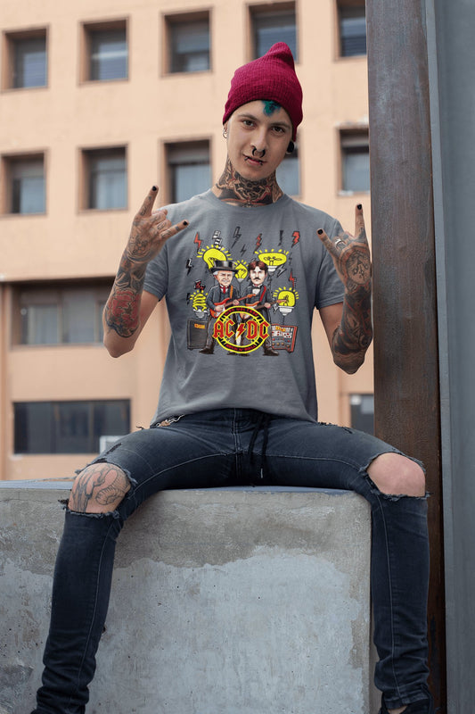Persona con camiseta AC/DC Tesla Edison parodia de Starway to Helen