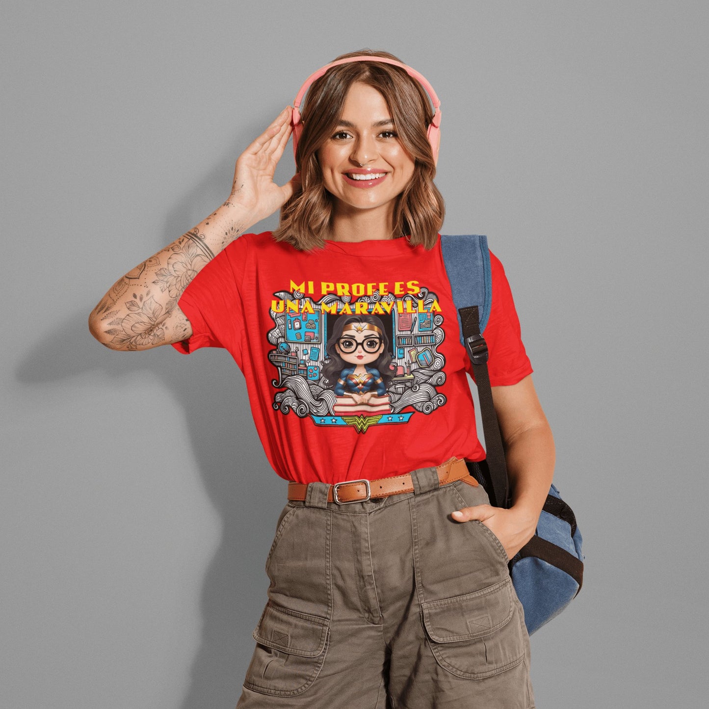 Persona con camiseta Mi Profe es una Maravilla de Starway to Helen