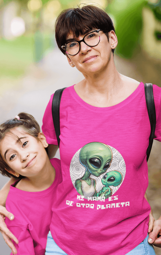 Camiseta Mi Mamá es de Otro Planeta