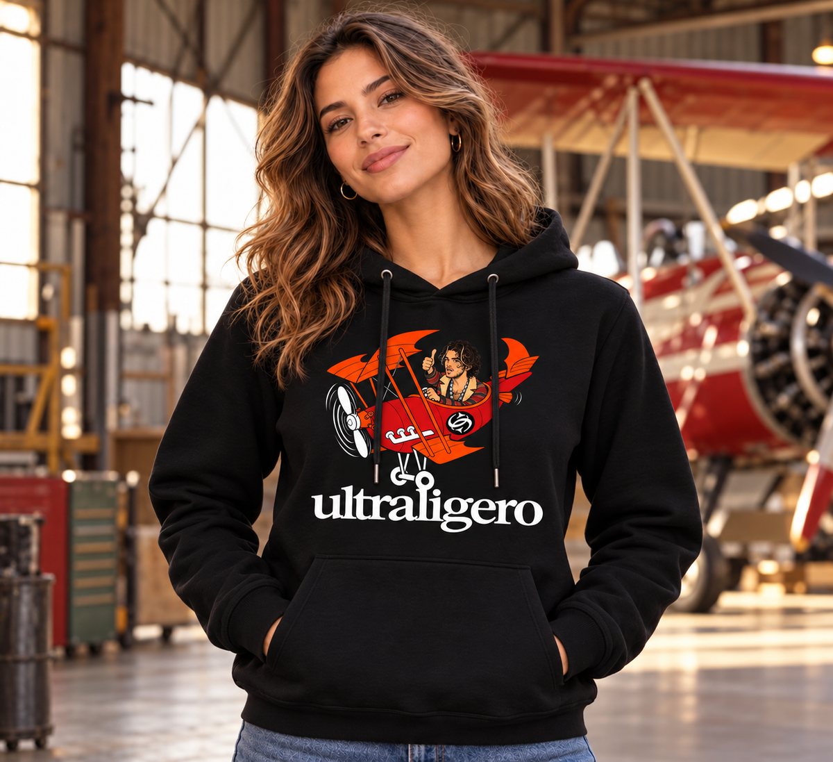Sudadera negra Ultraligero con capucha para mujer junto a una avioneta vintage, parodia musical de grupo indie - Starway to Helen