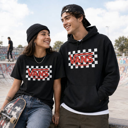Pareja con camiseta y sudadera negras Vans o Vienes, estilo skater urbano